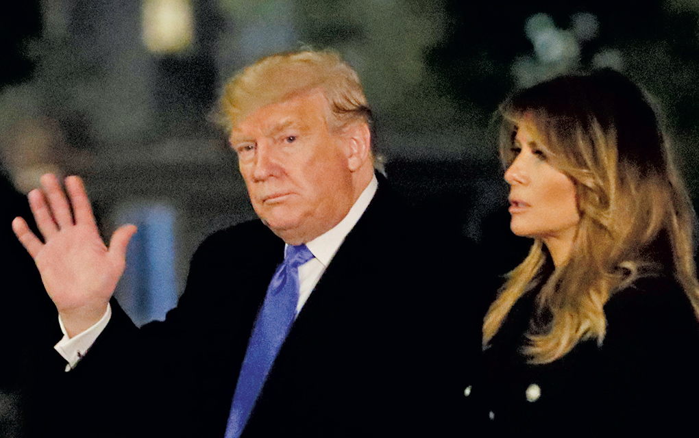 Trump y la primera dama Melania Trump caminan rumbo al interior de la Casa Blanca / AP