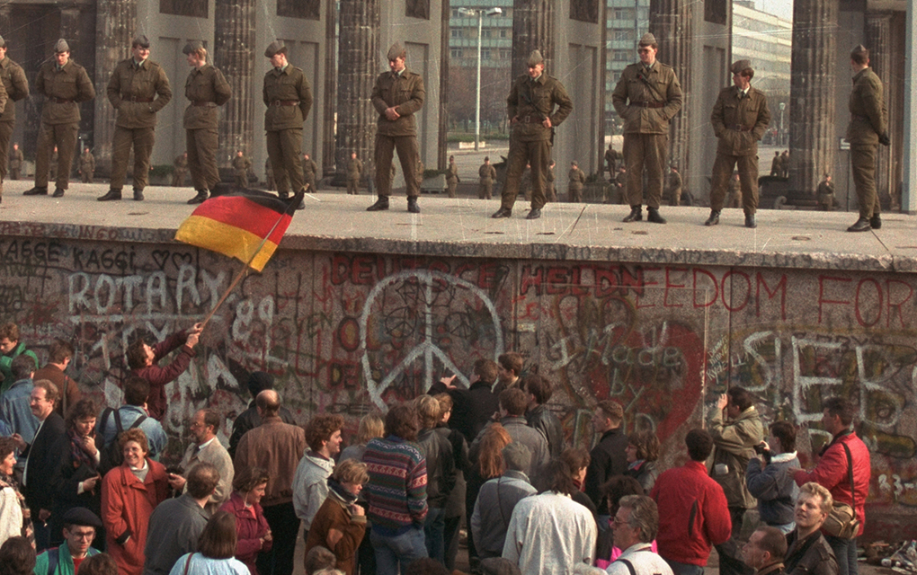 Soldados de Alemania Oriental custodian el Muro de Berlín frente a la Puerta de Brandenburgo./AP
