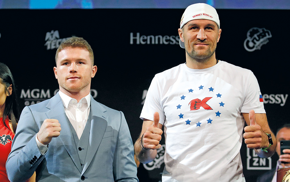 Foto: AP / El ruso Sergey Kovalev (derecha) y Saúl ‘Canelo’ Álvarez posan para fotos en una rueda de prensa en Las Vegas