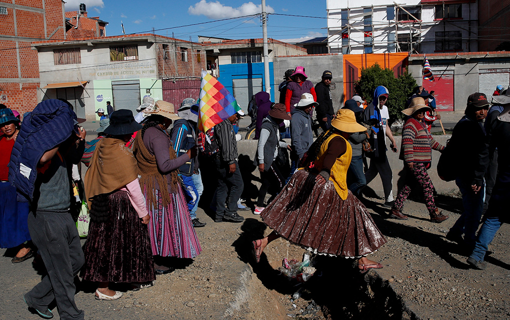 Partidarios del expresidente Evo Morales  excavaron una zanja para evitar el paso de vehículos / AP