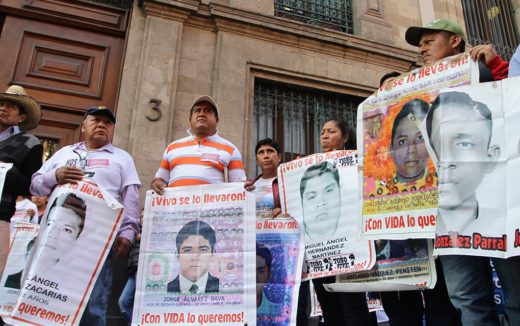 Familiares de los estudiantes desaparecidos, protestan a las afueras de las instalaciones del Palacio Nacional / Notimex 
