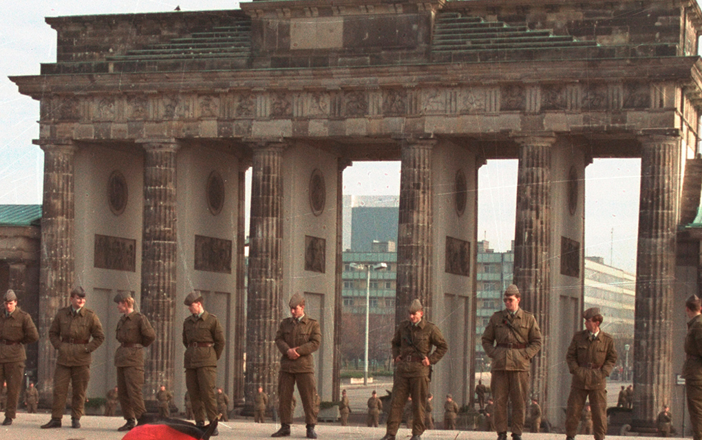 Soldados de Alemania Oriental custodian el Muro de Berlín frente a la Puerta de Brandenburgo el 11 de noviembre de 1989 / AP