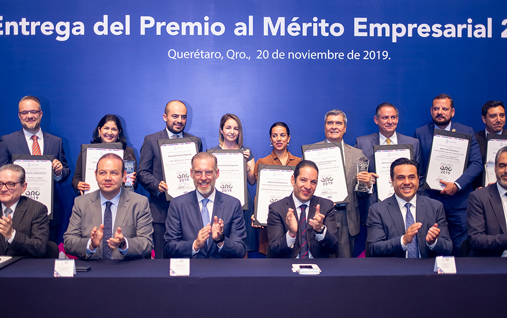 El gobernador Francisco Domínguez entregó el Premio al Mérito Empresarial 2019 / Yarhim Jiménez 
