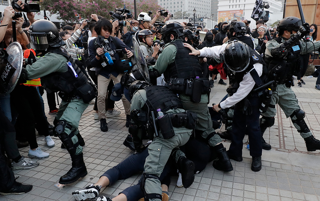 Policías antimotines arrestan a manifestantes / AP