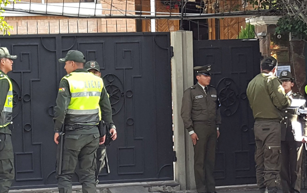 Se ha vislumbrado una considerable presencia de personal boliviano de inteligencia a las afueras de la sede mexicana.