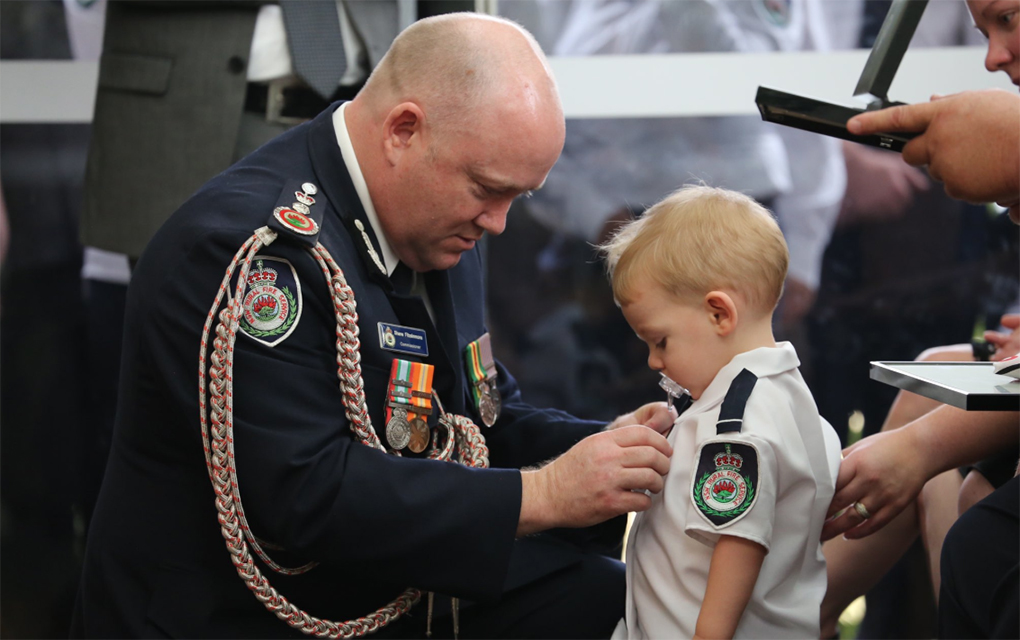 Harvey Keaton, de 19 meses de edad, vestía un uniforme cuando recibió la medalla póstuma./Especial