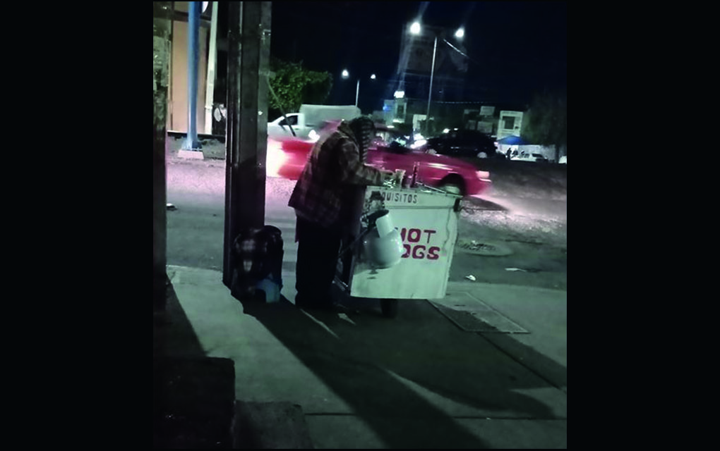 En la fotografía se observa a Don Abel, el adulto mayor, en una esquina de la Avenida Juárez./Especial
