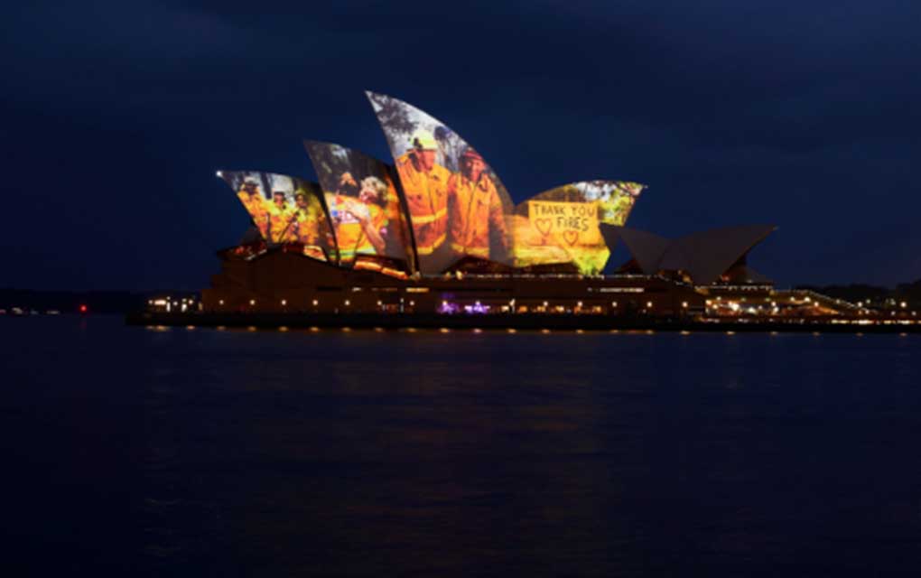 La Ópera de Sydney se une a otros australianos en una muestra de solidaridad y gratitud a los bomberos./Especial