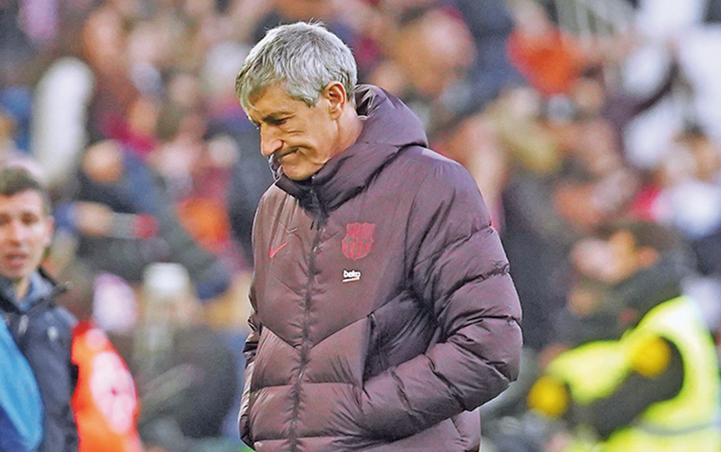 El director técnico del Barcelona, Quique Setién, durante el partido contra el Valencia.
