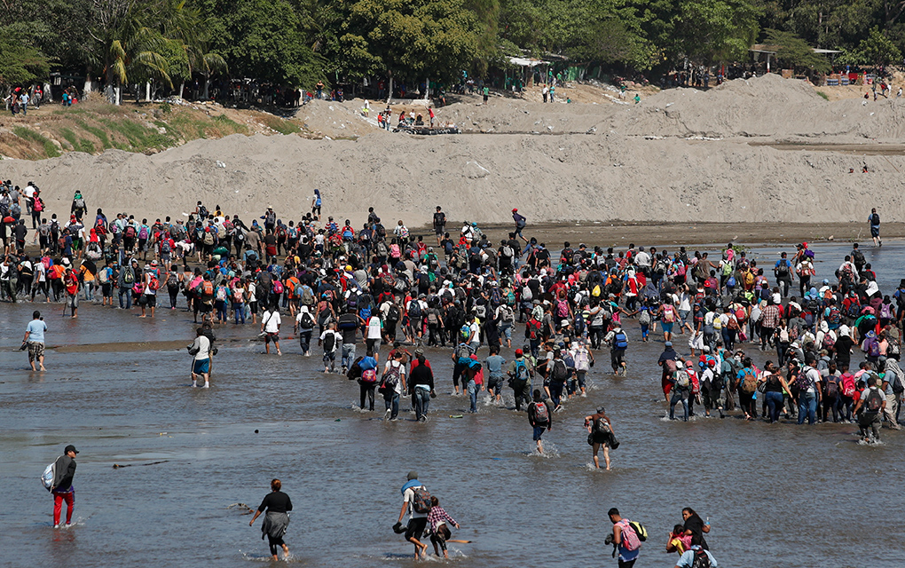 Migrantes centroamericanos cruzan el río Suchiate / AP
