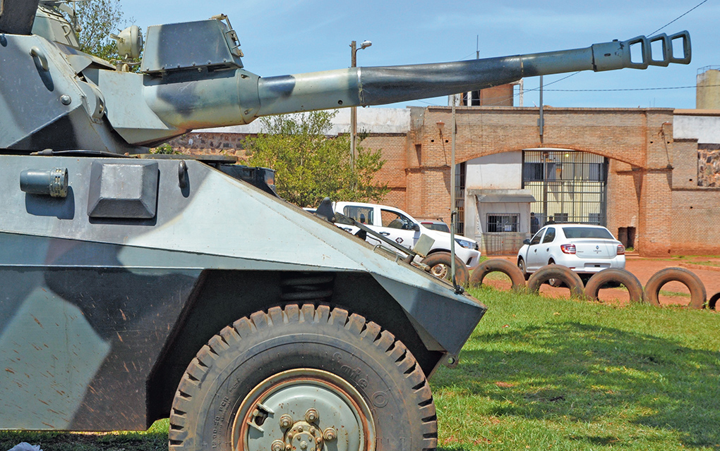 Un tanque de la policía resguarda la prisión de la ciudad de Pedro Juan Caballero, en Paraguay.