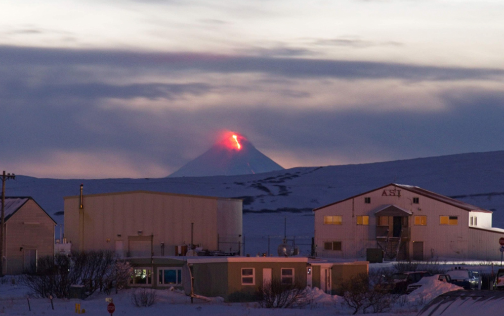 Hace erupción el volcán Shishaldin en Alaska.