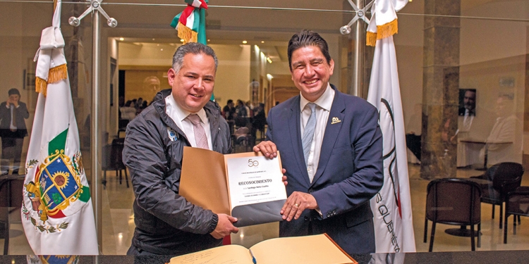 Santiago Nieto, con Omar Hernández, presidente del Club de Industriales de Querétaro.