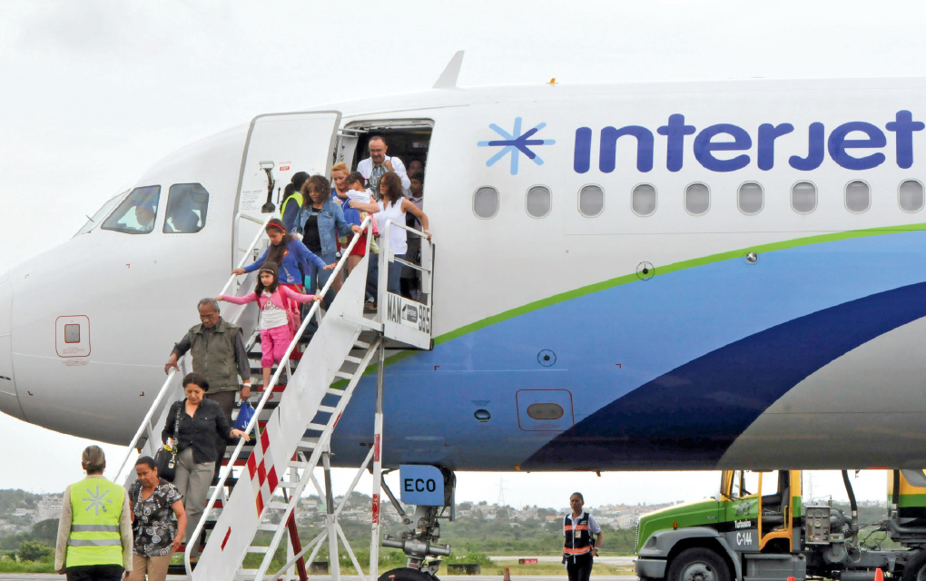 Internautas estallan tras cancelación de vuelos de Interjet
