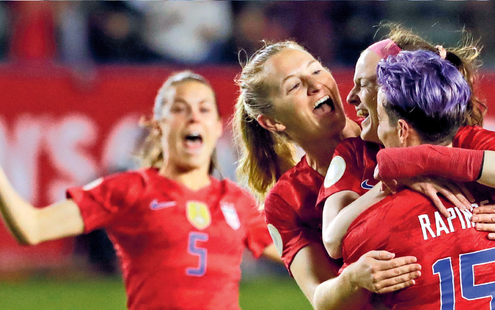 Las jugadoras de la Selección femenina de Estados Unidos celebran un gol de la mediocampista Rose Lavelle.