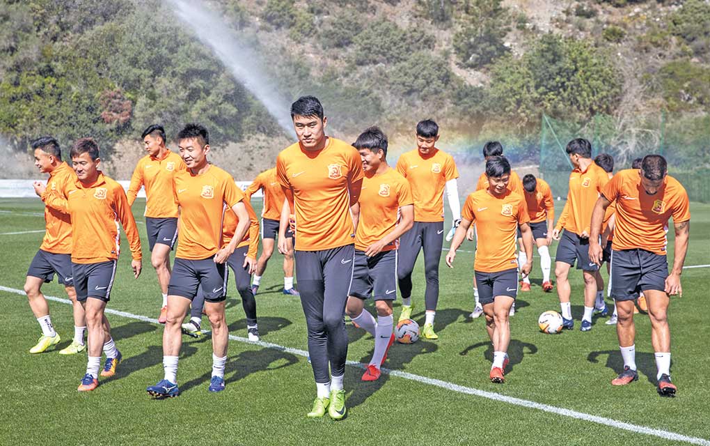 Foto: AP. El equipo chino de futbol se quedó estancado en España mientras hacía sus actividades de pretemporada. Entrenar ha quedado en segundo término; lo que más desean es volver a casa