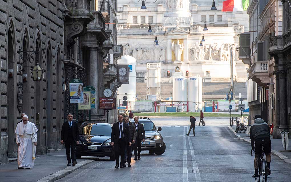 Pese a restricciones, el papa visita dos iglesias en Roma