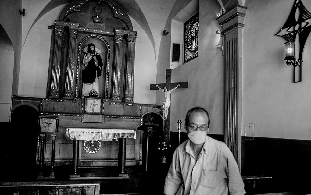 Un hombre sale de una parroquia durante la crisis sanitaria. / Fotos: Ricardo Azarcoya
