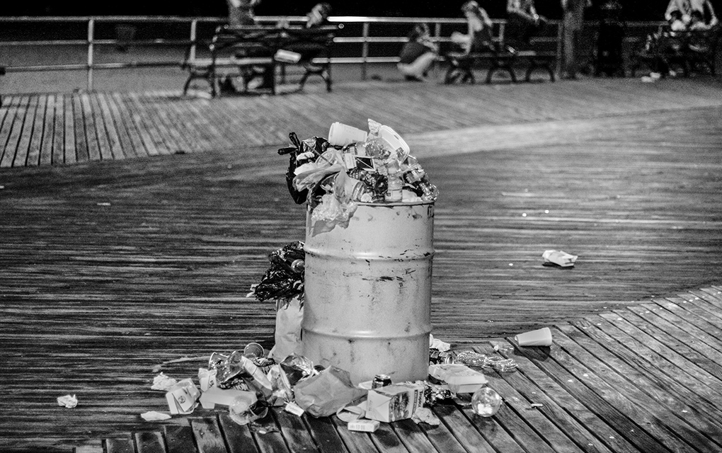 Un bote de basura totalmente lleno en Brighton Beach en Nueva York. 7 de junio de 2008.