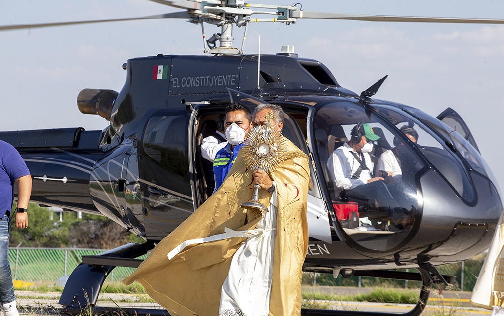 Diócesis de Querétaro bendice a feligreses desde helicóptero