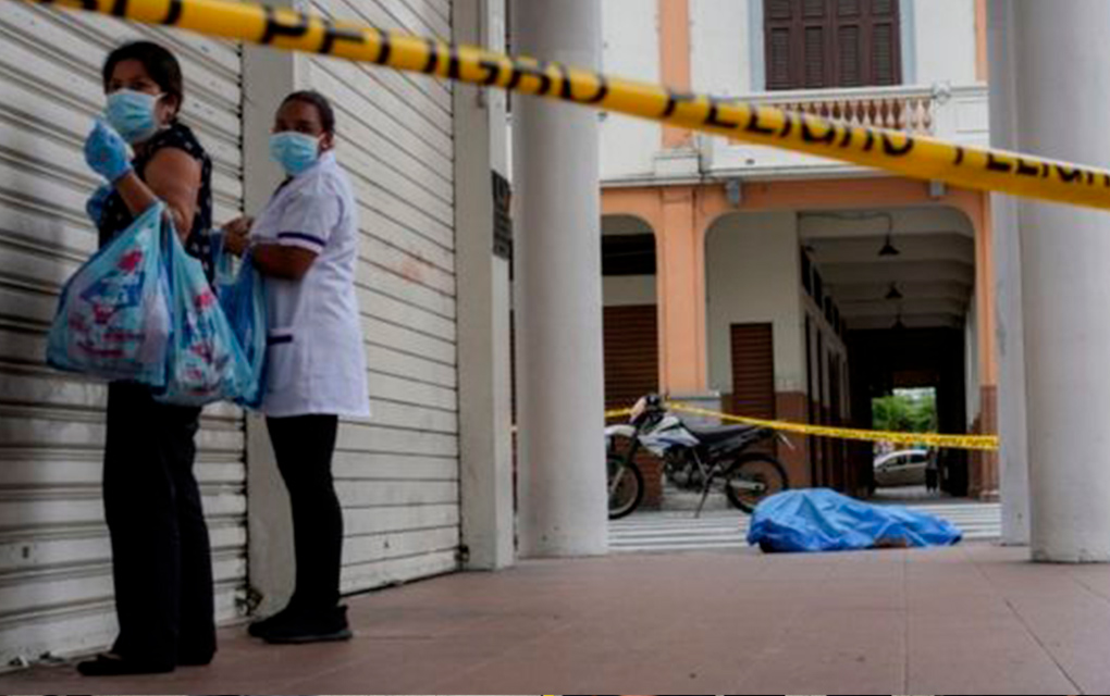Coronavirus: Guayaquil lucha a contrarreloj para darles un entierro digno