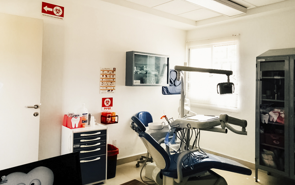 Los dentistas toman medidas precautorias dentro de sus consultorios. / Foto: Isaac Muñoz