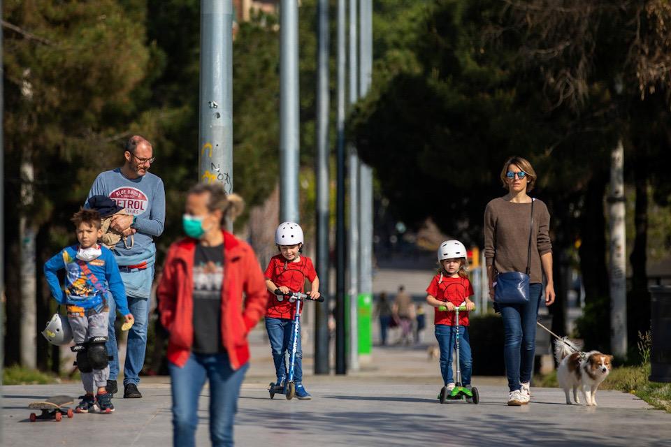 España permite salir a los niños tras 6 semanas de encierro