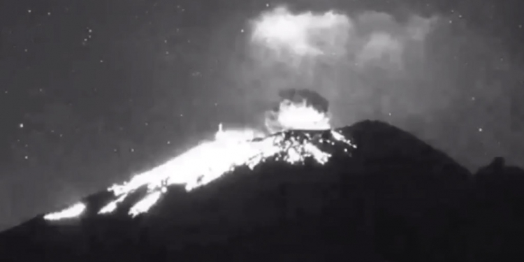 En Indonesia, el Krakatoa; en México registran erupción del Popocatépetl