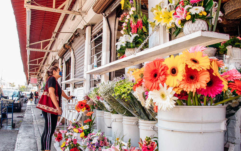 La florería se ha visto afectada por la disminución de afluencia, a su vez causada por la emergencia sanitaria. /Foto: Isaac Muñoz
