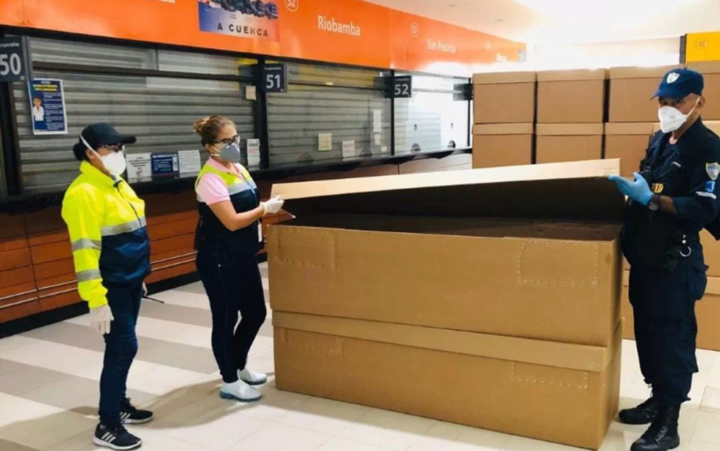 Guayaquil reparte ataúdes de cartón; colapsa el sistema funerario