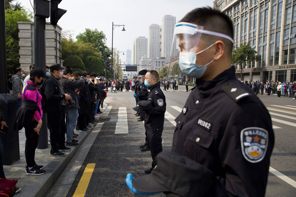 Foto: AP / Homenajean a personal médico en China