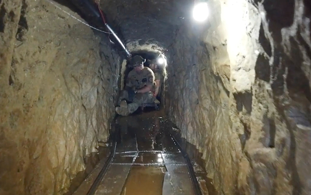 La imagen de marzo de 2020 tomada de un video proporcionado por la unidad de túneles de San Diego de la Patrulla Fronteriza de Estados Unidos muestra a un agente en un tunel bajo la zona de Otay Mesa de San Diego, California / AP