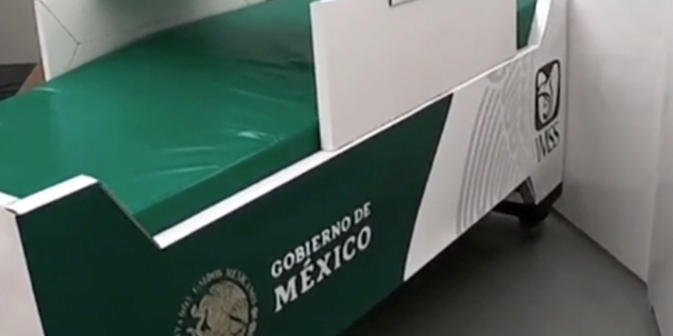 Mexicanos diseñan camas de cartón para atender a pacientes con COVID-19