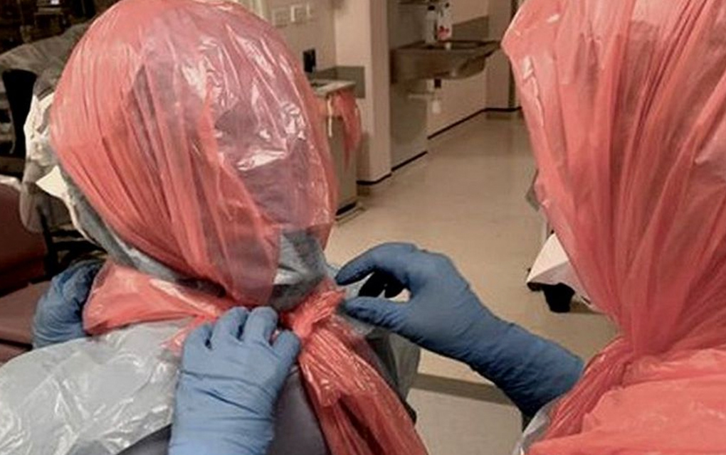 Médicos usan bolsas de basura en la cabeza para atender a pacientes de coronavirus