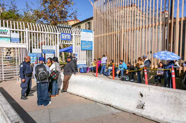 México deja casi vacíos los centros de detención de migrantes por virus