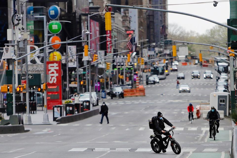 Foto: AP / Bajan por primera vez los decesos diarios en Nueva York
