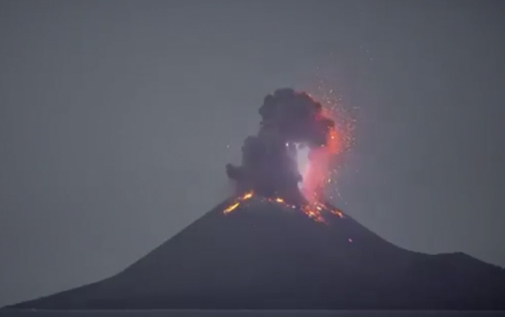 Reportan erupción de volcán Krakatoa en Indonesia