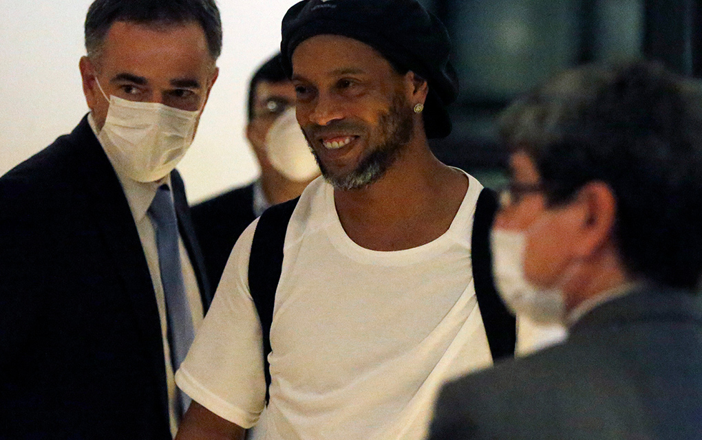 Ronaldinho deja cárcel; cumplirá arresto domiciliario