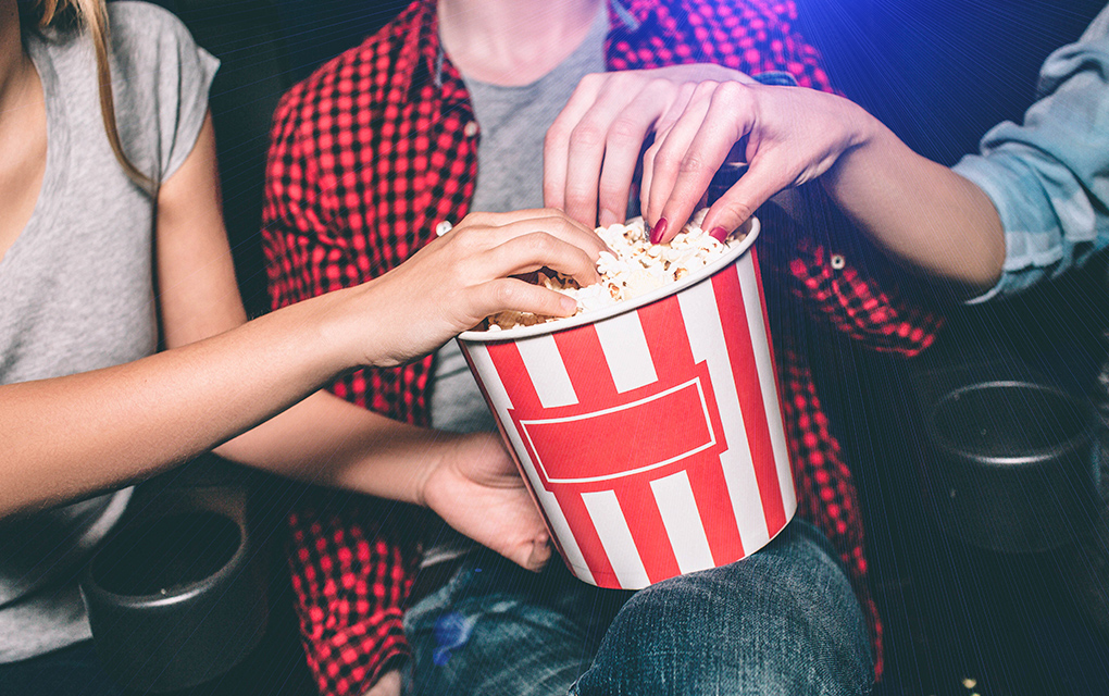 ¿Te pueden impedir la entrada en el cine con tus propias palomitas?