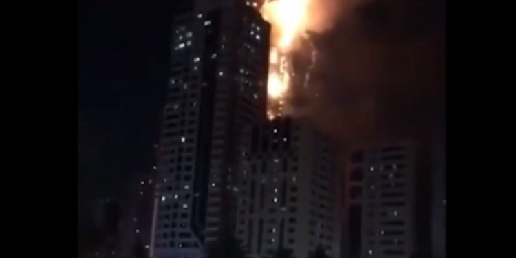 Incedio en la torre Abcco de 48 pisos en Emiratos Árabes deja heridos