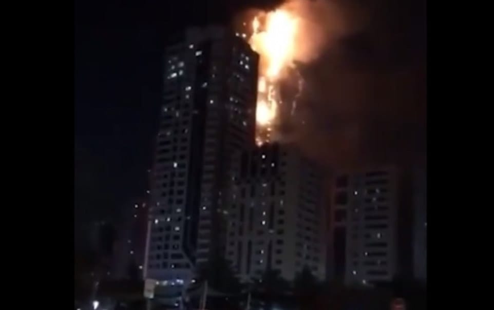 Incedio en la torre Abcco de 48 pisos en Emiratos Árabes deja heridos