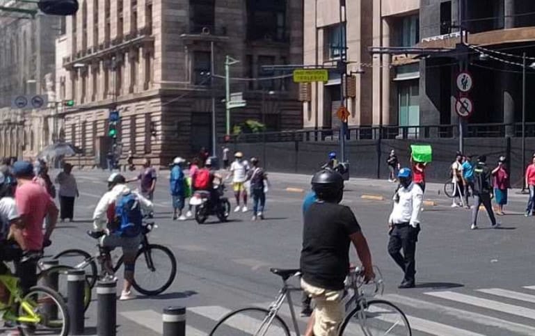 Ambulantes exigen 'coperacha' a motociclistas para circular en Eje Central/ Foto: Especial