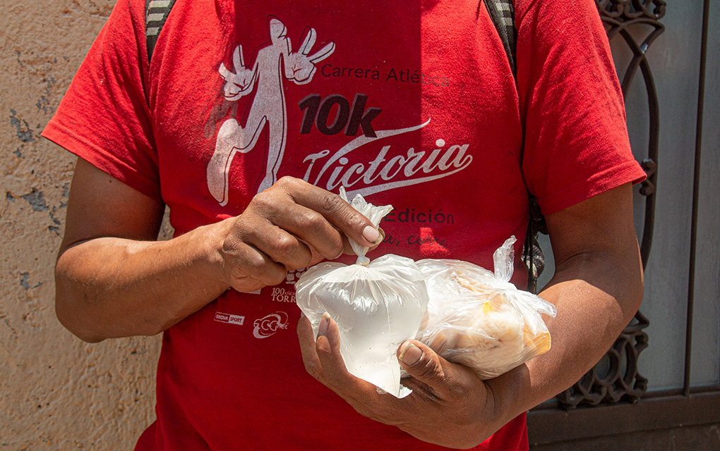 Ángeles de la pandemia: Regalan comida a los más necesitados