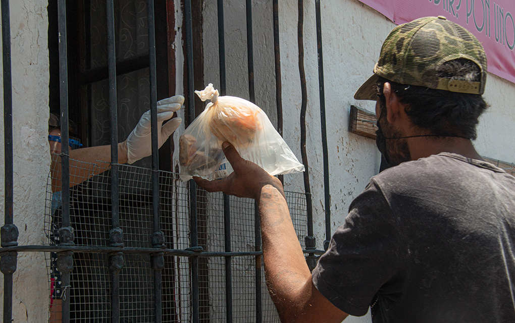 Ángeles de la pandemia: Regalan comida a los más necesitados