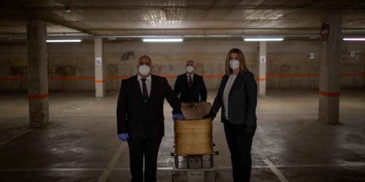 Funeraria de España cierra morgue temporal creada en garaje