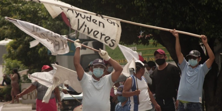 Con banderas blancas, salvadoreños piden ayuda en pandemia