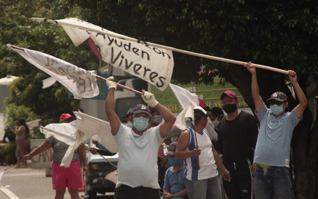 Con banderas blancas, salvadoreños piden ayuda en pandemia