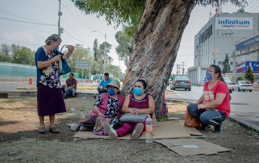 Convierten camellón frente al IMSS en 'sala de espera'. / Fotos: Selene Ugalde