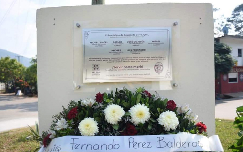 Develan placa en honor a 'héroes' de Jalpan de Serra
