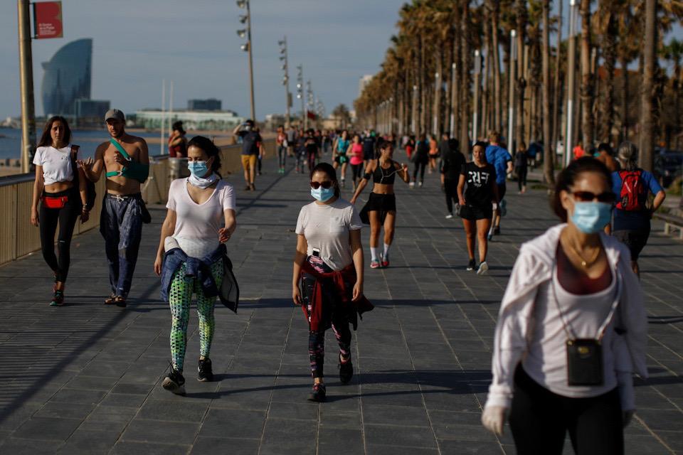 Españoles hacen su primer ejercicio al aire libre en semanas